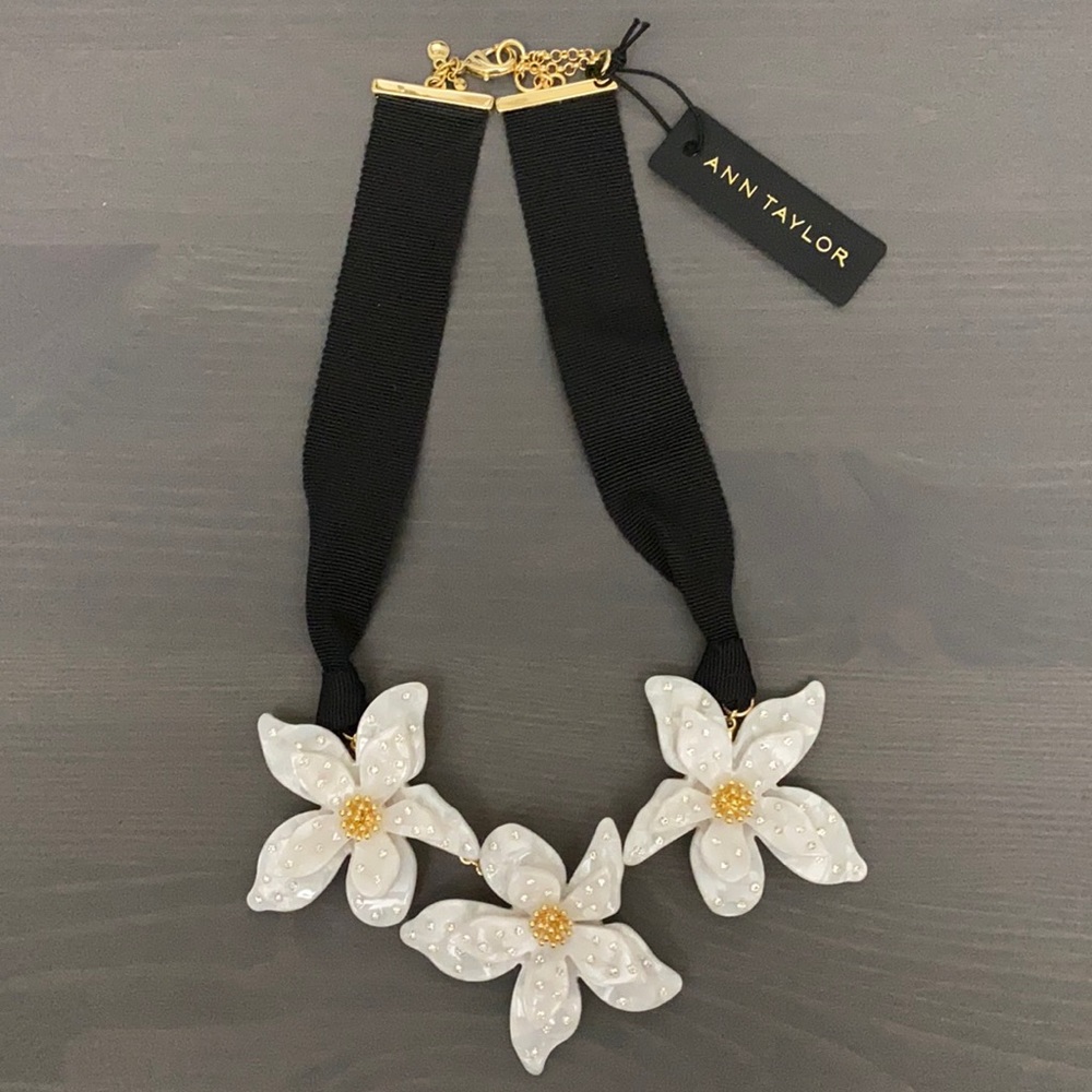 NWT Ann Taylor Floral statement necklace